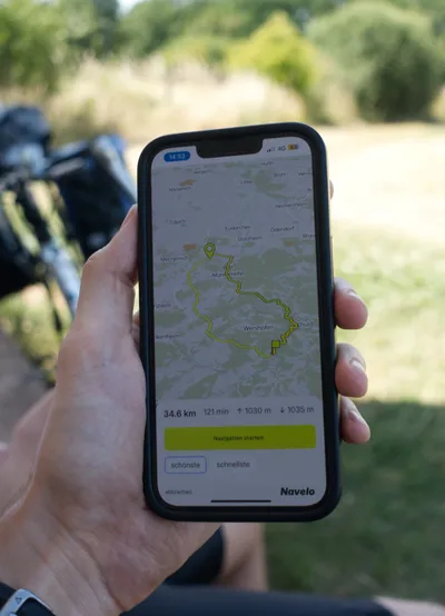 Ein Screenshot der Navelo App auf einem Smartphone, der eine Route auf einer Karte zeigt.
